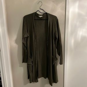 Light cardigan sweater in green, great for spring and autumn activities!